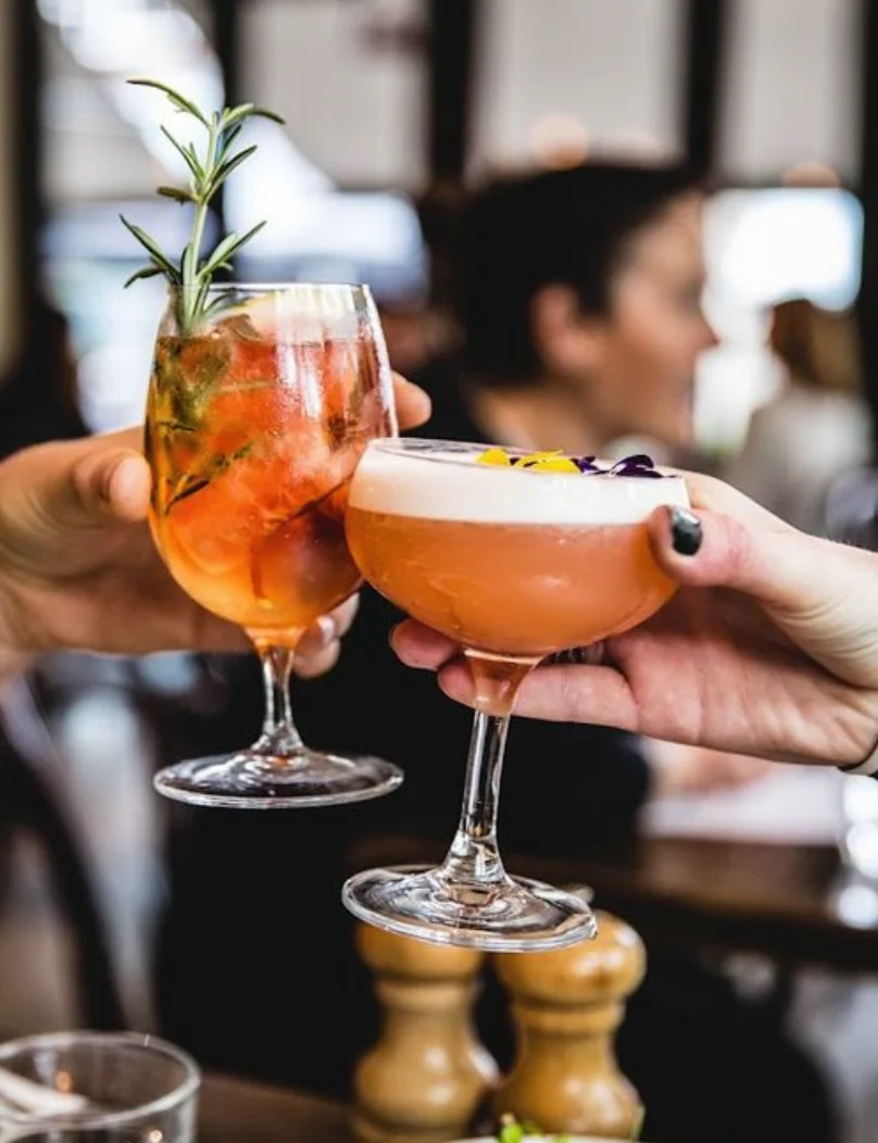 Trevlig stämning på brunchen – Skåla och njut av en grym brunch i Vasastan på Cravings, en restaurang med avslappnad atmosfär och god mat.